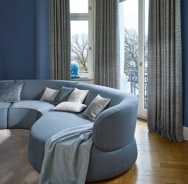 Canapé courbe bleu et Rideaux wave tissu JAB