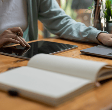 Cours de coréen en ligne, travail sur tablette et ordinateur