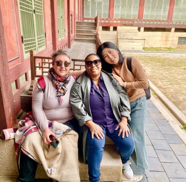 Professeure de coréen et participantes lors d’un séjour culturel, dans un site traditionnel coréen