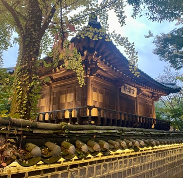 Pavillon traditionnel coréen dans un cadre naturel