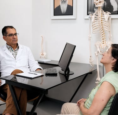 Médico acompañando a un paciente adulto mayor en el control del dolor crónico por fibromialgia