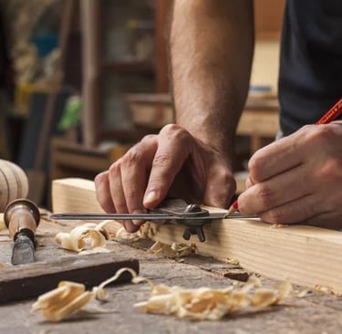 menuisier qui trace sont trait de coupe