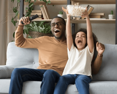 Família comemorando conquista escolar após acompanhamento psicopedagógico.