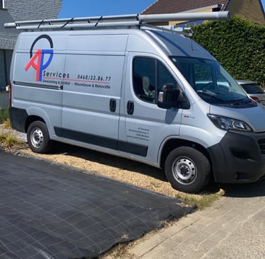 Bestelwagen van AP Services, specialist in verwarming en sanitair in de regio Leuven