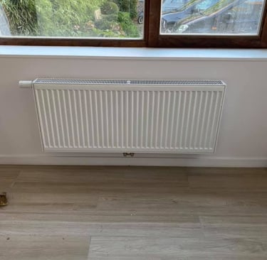 Radiator onder raam geplaatst voor optimale warmteverdeling in woning in regio Tienen