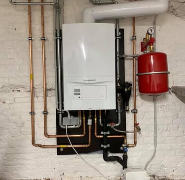Moderne verwarmingsinstallatie met gascondensatieketel en expansievat, uitgevoerd door AP Services.
