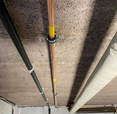 Professioneel aangelegde verwarmingsleidingen tijdens installatie door AP Services in Vlaams-Brabant