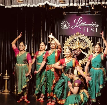 Aamoda Narthaki displaying Bharatanatyam performance