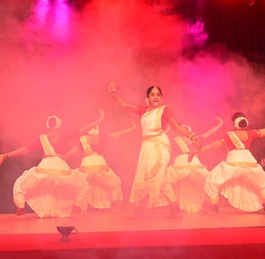 Aamoda Narthaki displaying Bharatanatyam performance