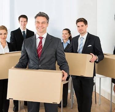 Mudança de escritório, funcionários com caixas na mão