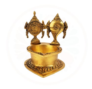#BrassDeepak #DiyaDecoration #BrassDiya #TraditionalLighting #BrassLamp #DiwaliDecor #HomeDecor #Ind