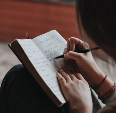 Conoce la esencia de nuestro proyecto: diarios de gratitud, cursos y herramientas para acompañarte en un camino de transforma