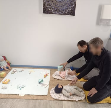 papas changent la couche de bébé