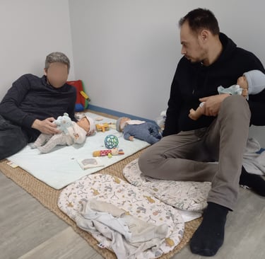 papas jouent avec bébé sur le tapis