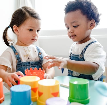 Enfants jouant avec des boites rondes