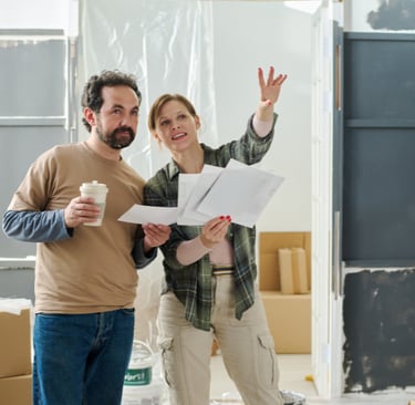 deux personnes qui planifient des rénovations
