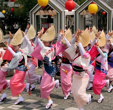 Photo de femmes dansant en kimono rose et coiffé d'un chapeau en paille plié en deux