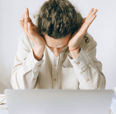 un homme stressé, épuisé