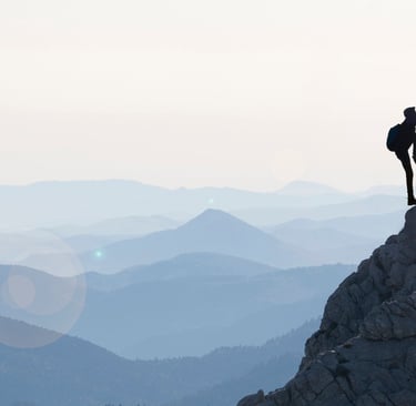 homme qui monte la montagne