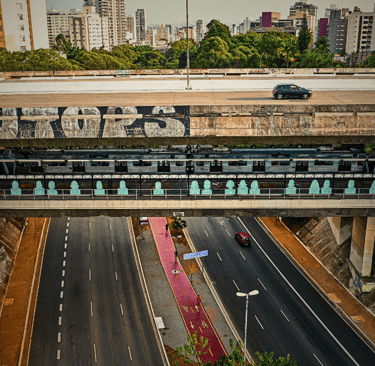 paisagem urbana onde vários o transporte coletivo, o individual, e o estão presentes