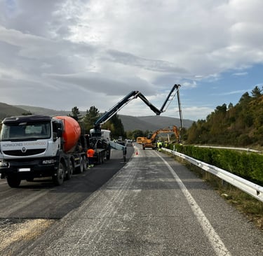 Hormigones Láncara descargando hormigón en autopista A6 de Lugo