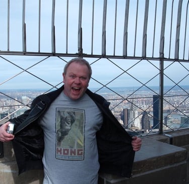 Idiot with Kong t-shirt roars at the top of the Empire State Building
