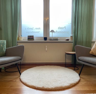 Praxis-Raum mit fenster, Stühle, weißer Teppich