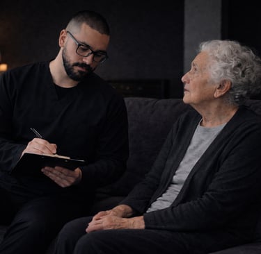 fisioterapeuta realizando avaliação e anamnese em paciente idosa na fisioterapia domiciliar