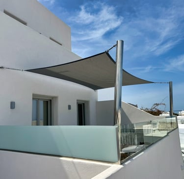 Τέντες και Ανοξείδωτα Συστήματα Σκίασης στη Σαντορίνη απο τη META METAL