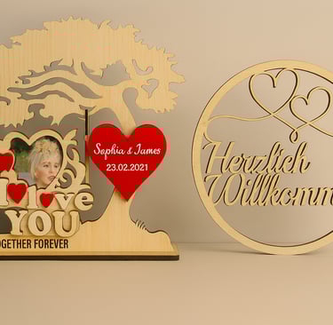 Personalisierte Holzrahmen in verschiedenen Größen mit graviertem Foto und elegantem Willkommen‑Desi