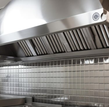 campana extractora en acero inoxidable instalada en restaurante
