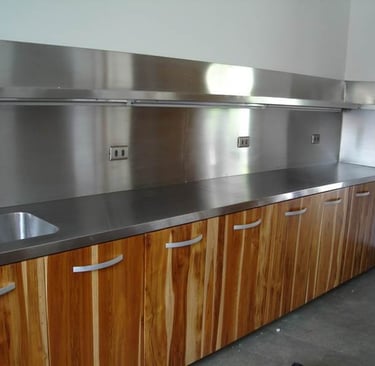 cubierta en acero inoxidable y mueble en madera , repisa con pieamigo