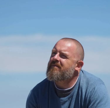 Photo portrait en couleur en rond : Raphaël Pacchiani, coupeur de feu et Passeur d'âmes.