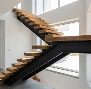 Escalera metálica de zanca central con peldaños de madera, Murcia