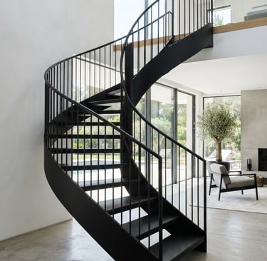 Escalera de caracol metálica de diseño en interior, Murcia