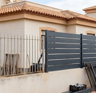 Sustitución de vallado metálico antiguo por vallado nuevo de diseño, Murcia