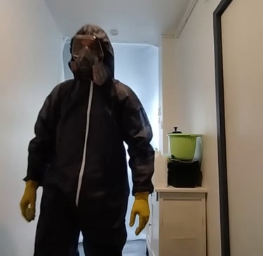 Opérateur XTREM Wash en combinaison réalisant une intervention post‑mortem avec désinfection techniq
