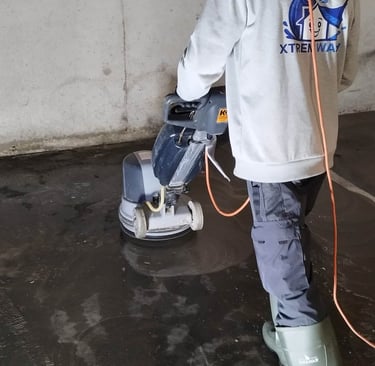 Opérateur XTREM Wash utilisant une monobrosse pour un nettoyage technique de parking dans l’Oise