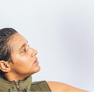 Laís, de perfil toca um disco translúcido suspenso.