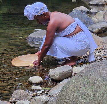 Inaya au bord de la rivière lors d'un rituel sacré en Guadeloup