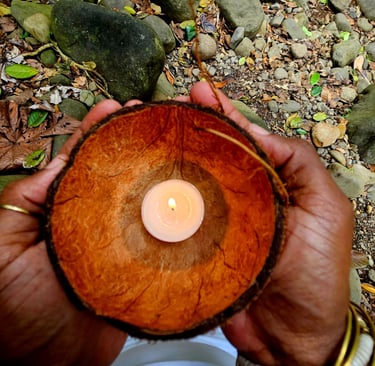 Bougie dans une coque de noix de coco, offrande lors d'un rituel ancestral