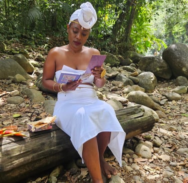 Inaya en méditation avec un tirage d'oracles dans la nature en Guadeloup