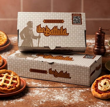 Embalagem personalizada Ibn Battuta com identidade visual aplicada em caixas de esfihas árabes acomp