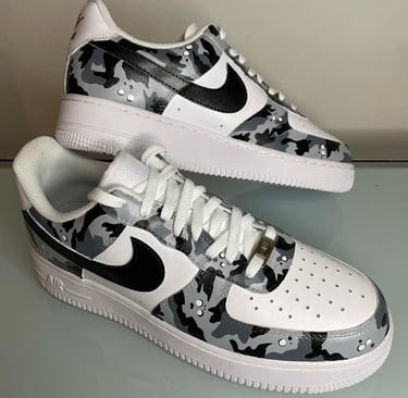 Scarpe airforce bianche con disegni mimetici grigi neri e bianchi dipinti a mano