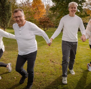 Bild von Familie, lachend, spielend