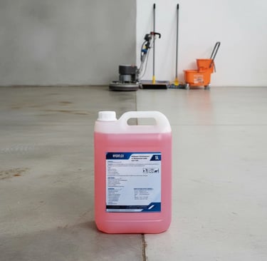 Bidon HYGIFLEX 5L, détergent désincrustant et désinfectant acide pour sols, présenté dans des sanitaires professionnels .