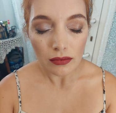 Természetes hatású alkalmi smink pezsgő csillámos szemhéjjal és meleg vörös rúzzsal – Horváth Dorina