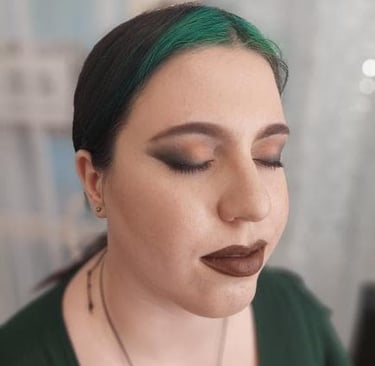 Intenzív barna-fekete füstös szemsmink és sötét matt ajak – esti alkalmi smink