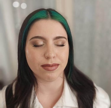 Visszafogott, lágy alkalmi smink nude ajakszínnel és enyhén csillogó szemhéjfestéssel