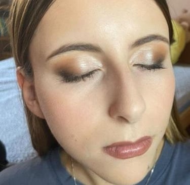 Natúr barnás-bronzos szemsmink lágy satírral és fényes ajakfénnyel – természetes alkalmi smink
